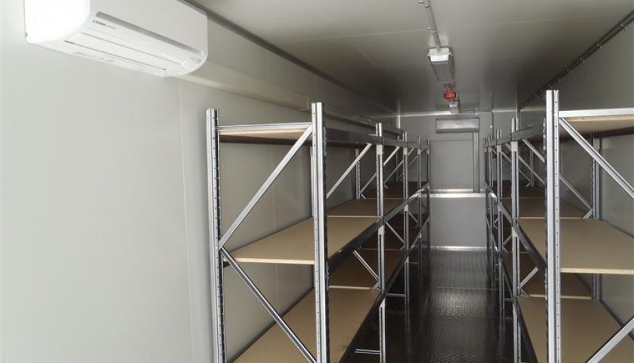 Storage container with steel floor shelving
